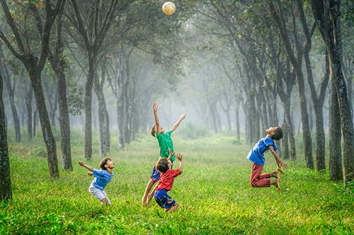 enfants jouant dans la nature